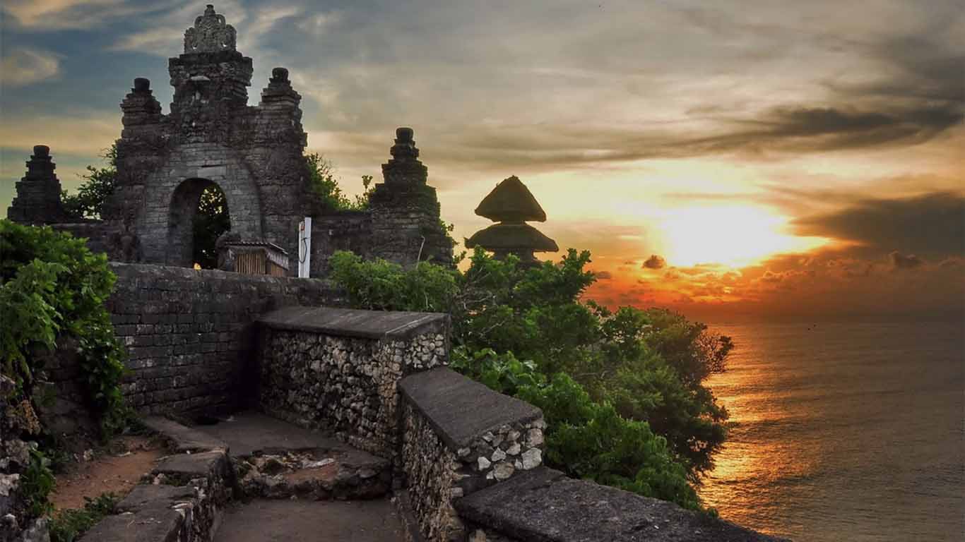 Candi Uluwatu Bali, Kisah Sejarah dan Budayanya yang Kental