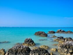 Batu Karang di Pantai Tureloto Jadi Alasan Untuk Berkunjung