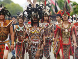 Mengenal Keunikan Tradisi Suku Dayak di Tanah Borneo
