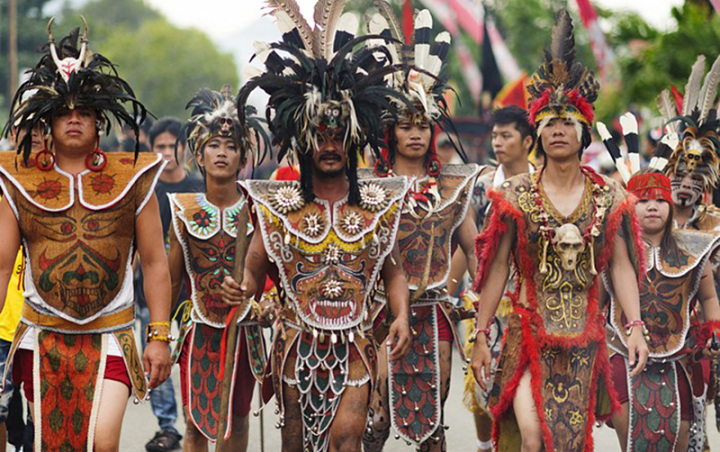 Mengenal Keunikan Tradisi Suku Dayak di Tanah Borneo