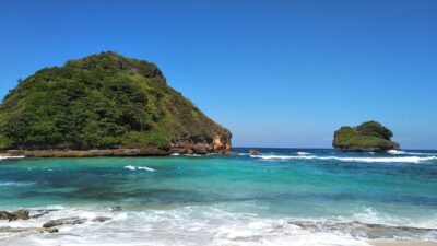 Pesona Indah Pantai Goa Cina yang ada di Malang