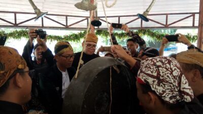 Contoh Budaya Lokal Blitar “Siraman Gong Kyai Pradah”